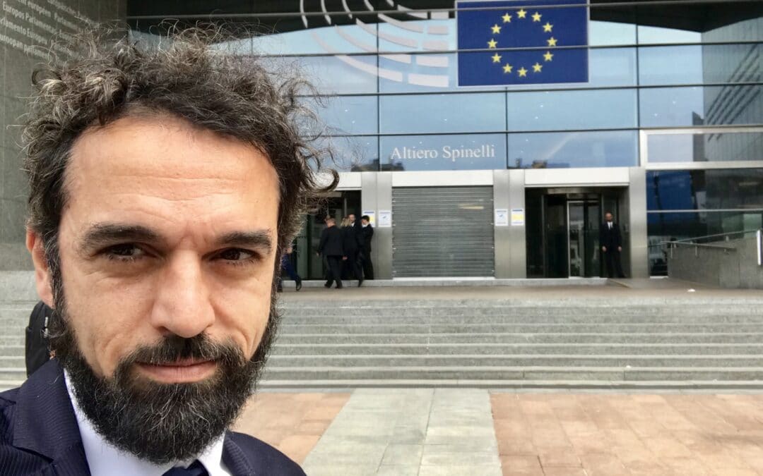 L’Italia al bivio europeo della COVID-19 – Ne parliamo con l’europarlamentare Dino Giarrusso (M5S)