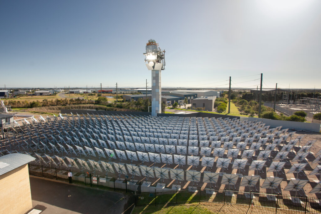 “Impianto solare presso il CSIRO Energy Centre, Nuovo Galles del Sud” (CSIRO/WikiCommons, licenza: Creative Commons Attribution 3.0 Unported), link: https://commons.wikimedia.org/wiki/File:CSIRO_ScienceImage_2141_Solar_Array_at_the_CSIRO_Energy_Centre.jpg