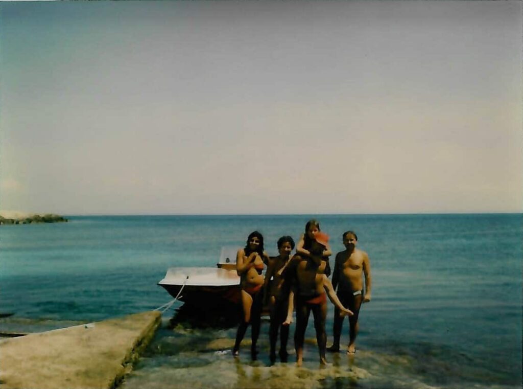 Foto di gruppo, in una cala dell’isola di Levanzo, ritraente mio cugino e mia cugina ai lati, mio padre con me sulle spalle e mia madre al centro (cortesia dell’autore, riproduzione riservata).